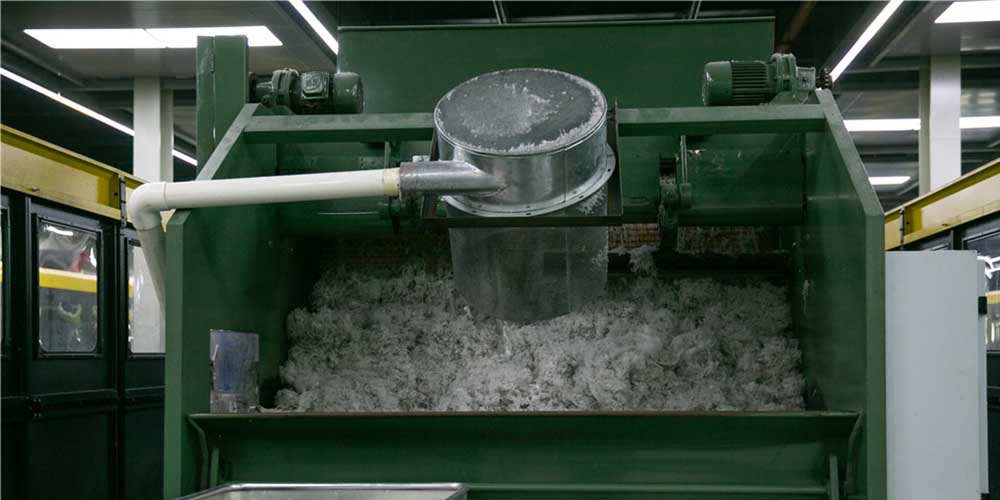 Blended Cashmere Fiber Fed In the Mouth of Carding Machine